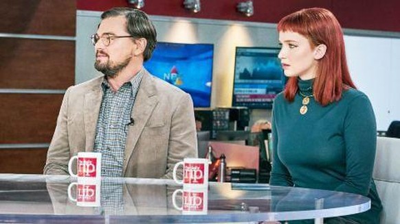 Szene aus «Don't Look Up»: Der Astronom und die Astronomin sprechen im TV an eine Wand.