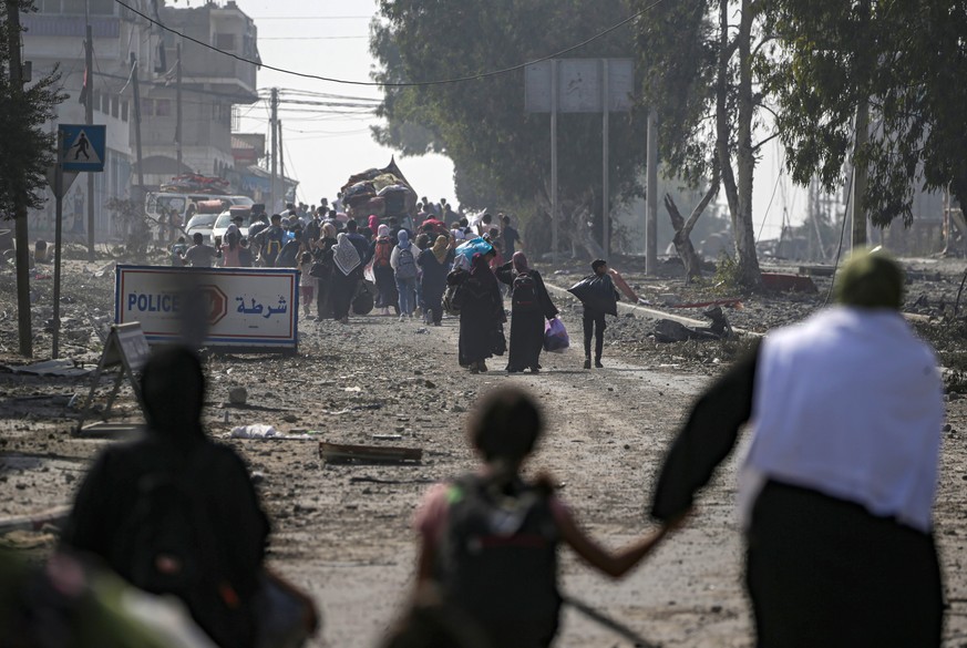 epa10959724 Residents evacuate the northern Gaza Strip on foot after the latest Israeli warning during increased military operations in the northern Gaza Strip, November 5, 2023. More than 9,700 Pales...