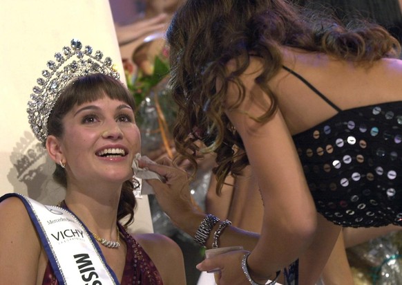 Miss Switzerland 2000, Mahara McKay, 19 years, with a tear of emotion in her eye after being elected Miss Switzerland 2000, this Saturday evening September 16, 2000 in Geneva, Switzerland.(KEYSTONE/Ma ...