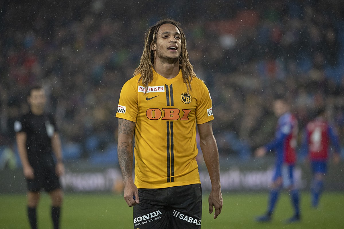 Berns Kevin Mbabu verlaesst nach einer roten Karte das Spielfeld im Fussball Meisterschaftsspiel der Super League zwischen dem FC Basel 1893 und dem BSC Young Boys im Stadion St. Jakob-Park in Basel,  ...