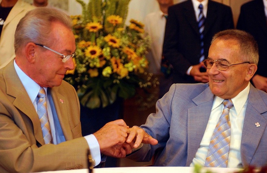 Ernst Ostertag, rechts, und Robert Rapp, links, tauschen die Ringe im Zuercher Stadthaus am Dienstag, 1. Juli 2003 . Sie haben sich als erste registrierte Partnerschaft in der Stadt Zuerich eintragen  ...