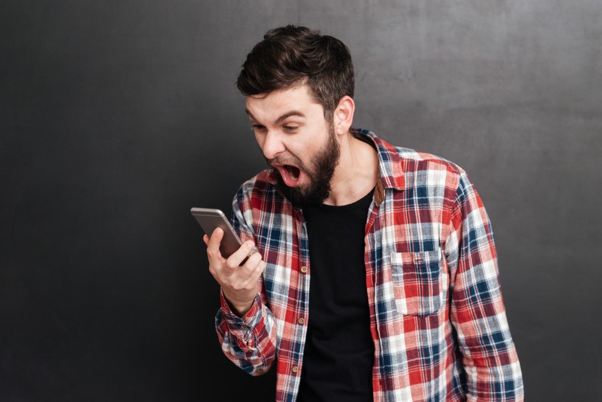 man shouting a phone mann schreit telefon an smartphone handy bart hipster social media.