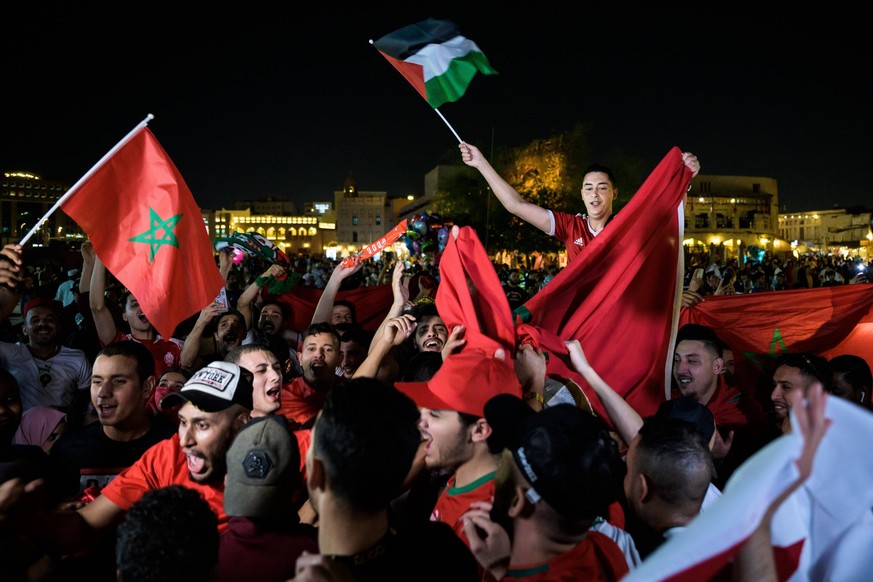 221127 Fans of Morocco celebrate their teams 2-0 win over Belgium during day 8 of the FIFA World Cup, WM, Weltmeisterschaft, Fussball 2022 on November 27, 2022 at Souq Waqif in Doha. Photo: Joel Markl ...