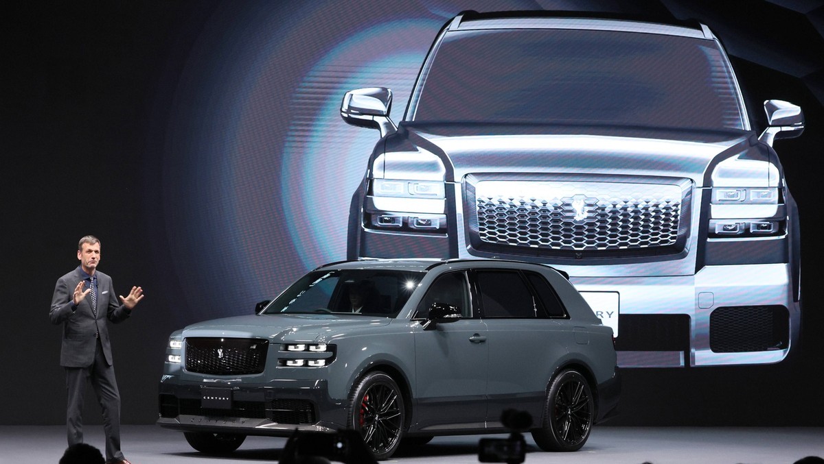 News Bilder des Tages September 6, 2023, Tokyo, Japan - Japan s automobile giant Toyota Motor chief branding officer Simon Humphries displays the company s new chauffeur driven luxury vehicle Century  ...