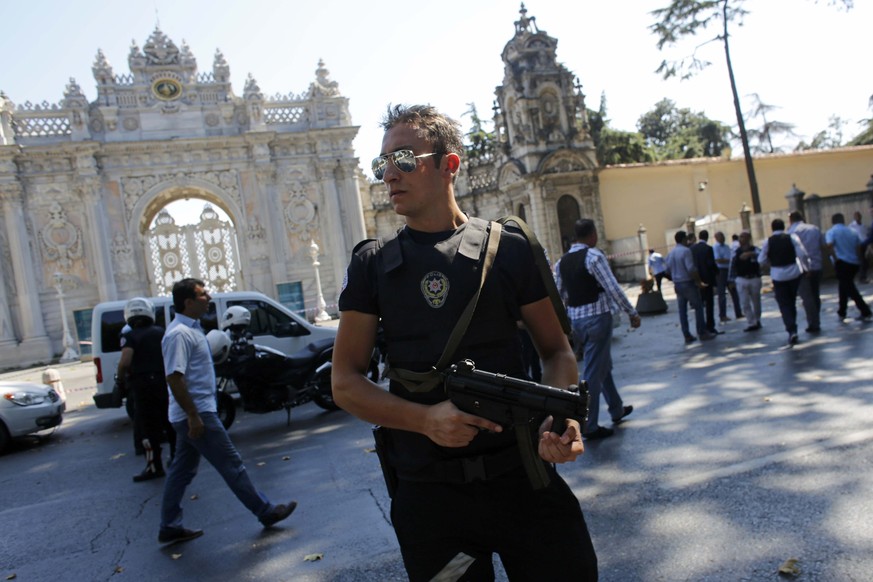 Nach der Attacke mit Schusswaffen: Ein Polizist bewacht den Eingang des Dolmabahce-Palasts.