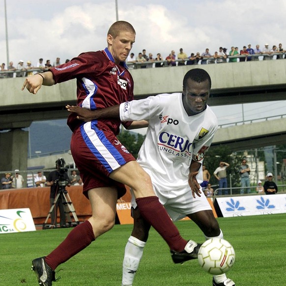 Le jurassien Owusu Benson, droite, a la lutte avec le genevois Philippe Senderos lors de la rencontre du championnat de football LNA entre Delemont et Servette Geneve ce dimanche, 7 juillet 2002 a Del ...