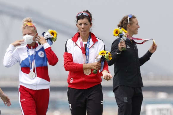 epa09377814 (L-R) Silver medalist Hanna Prakatsen of Russian Olympic Committee (ROC), bronze medelist Magdalena Lobnig of Austria, gold medalist Emma Twigg of New Zealand pose with thier medals after  ...