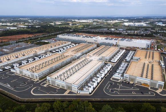 epa12400415 An image made with a drone shows an Amazon Web Services (AWS) data center in Manassas, Virginia, USA, 23 September 2025. Virginia is home to more than 650 data centers, the highest concent ...