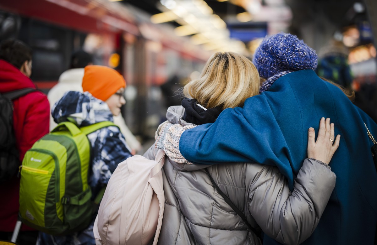 A woman from Ukraine is welcomed after her arrival with her family at Zurich's central station, following Russia's invasion of Ukraine, in Zurich, Switzerland on March 9, 2022. (KEYSTONE/Mic ...
