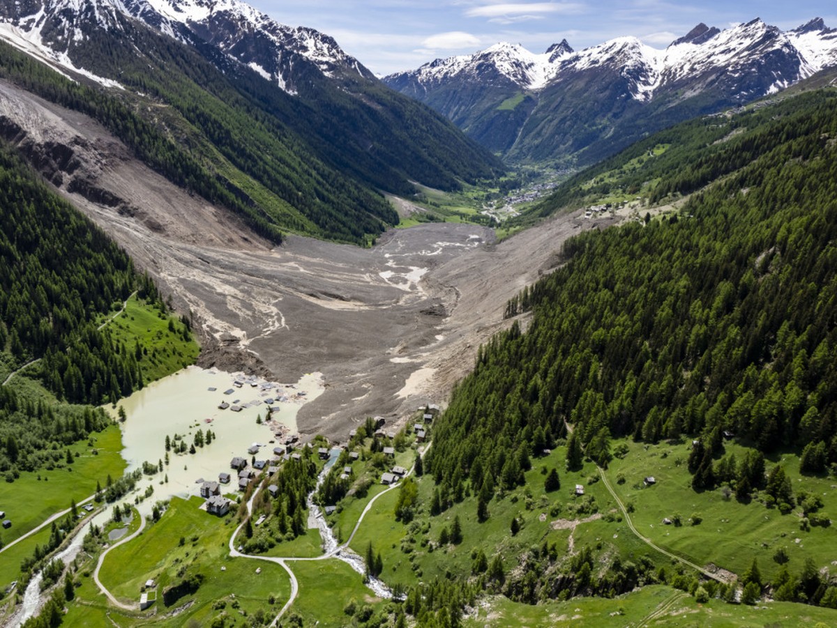 Une prise de vue aérienne montre l'état de destruction dans le Lötschental après la rupture mercredi du glacier du Birch et la vague de gravats qui a englouti notamment le village de Blatten.