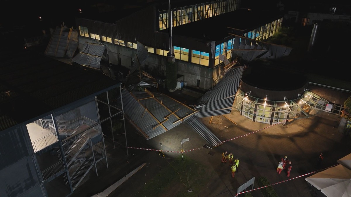 Eingestürztes provisorisches Dach bei Schulhaus in Meilen ZH
