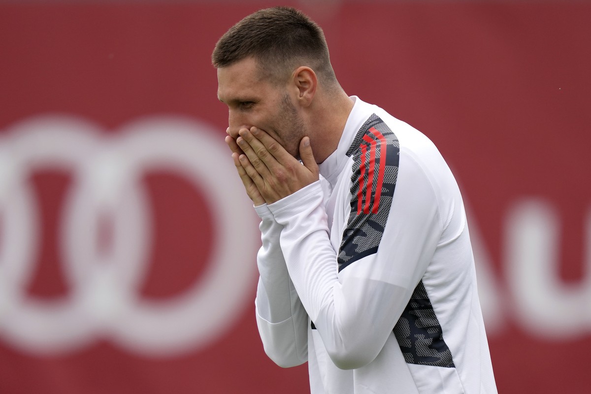 Bayern's Niklas Suele covers his face during a training session for the Champions League group E soccer match between Bayern Munich and Dynamo Kiev in Munich, Germany, Tuesday, Sept. 28, 2021. Ba ...