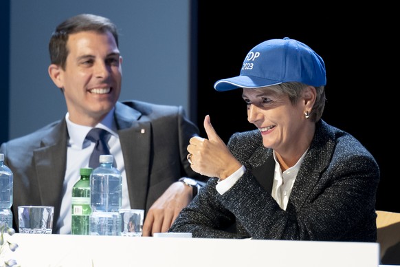 Bundesraetin Karin Keller-Sutter, rechts, hebt ihren Daumen, an der Seite von Thierry Burkart, FDP-AG, links, an der Delegiertenversammlung der FDP Die Liberalen Schweiz, am Samstag, 22. Oktober 2022  ...