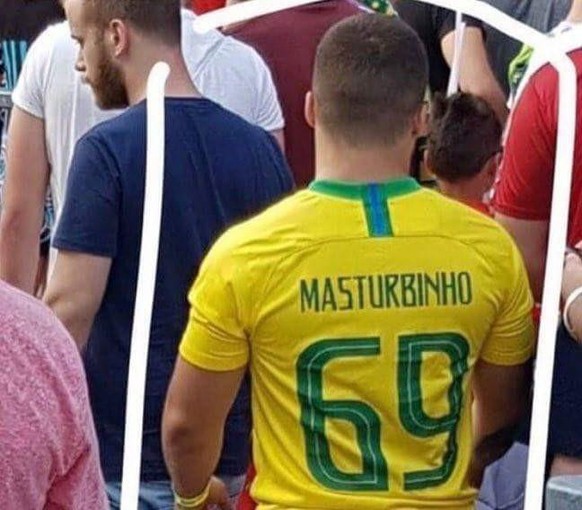 Fan sorgt mit Coronatrikot für Lacher +++ Goretzka freut sich über Trainer statt Virologen\nauch ein nettes Trikot...
