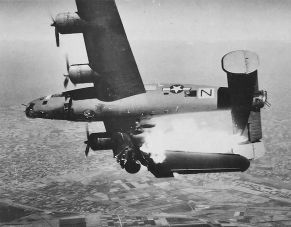 Ein angeschossener B-24-Bomber über Italien, April 1945.
https://commons.wikimedia.org/wiki/File:B-24_hit_by_Flak.jpg