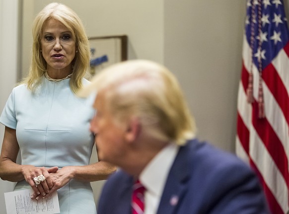 US-Präsident Donald Trump und seine Beraterin Kellyanne Conway bei einer Besprechung im Weissen Haus.