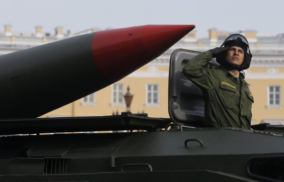 Ein russischer Soldat bei einer Parade in St. Petersburg.