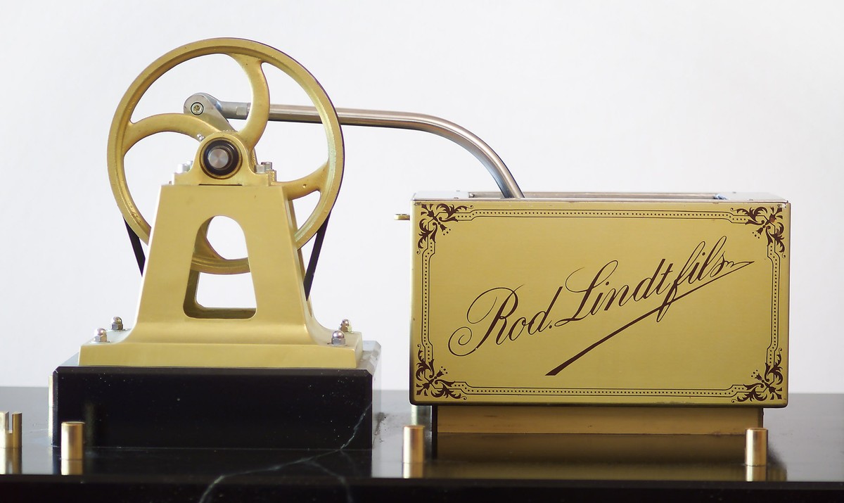 Rodolphe Lindts Conchiermaschine, 1879. 

https://houseofswitzerland.org/sites/default/files/inline-images/conche_lindt_invention.jpg
