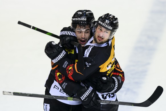 Berns Philip Varone, links, jubelt nach seinem Tor zum 2-1 und Sieg mit Berns Tristan Scherwey, rechts, beim Eishockey Meisterschaftsspiel der National League zwischen dem SC Bern und den ZSC Lions, a ...