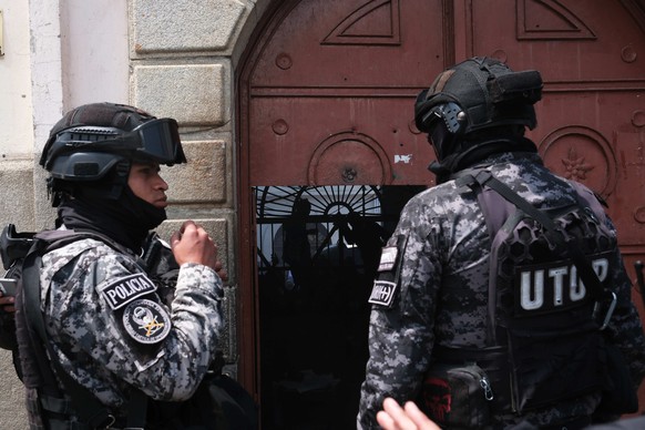 epa12383430 Bolivian police officers wait at the entrance of San Pedro prison in La Paz, Bolivia, 16 September 2025. Dozens of inmates protested, some climbing onto the prison's roof, to demand p ...