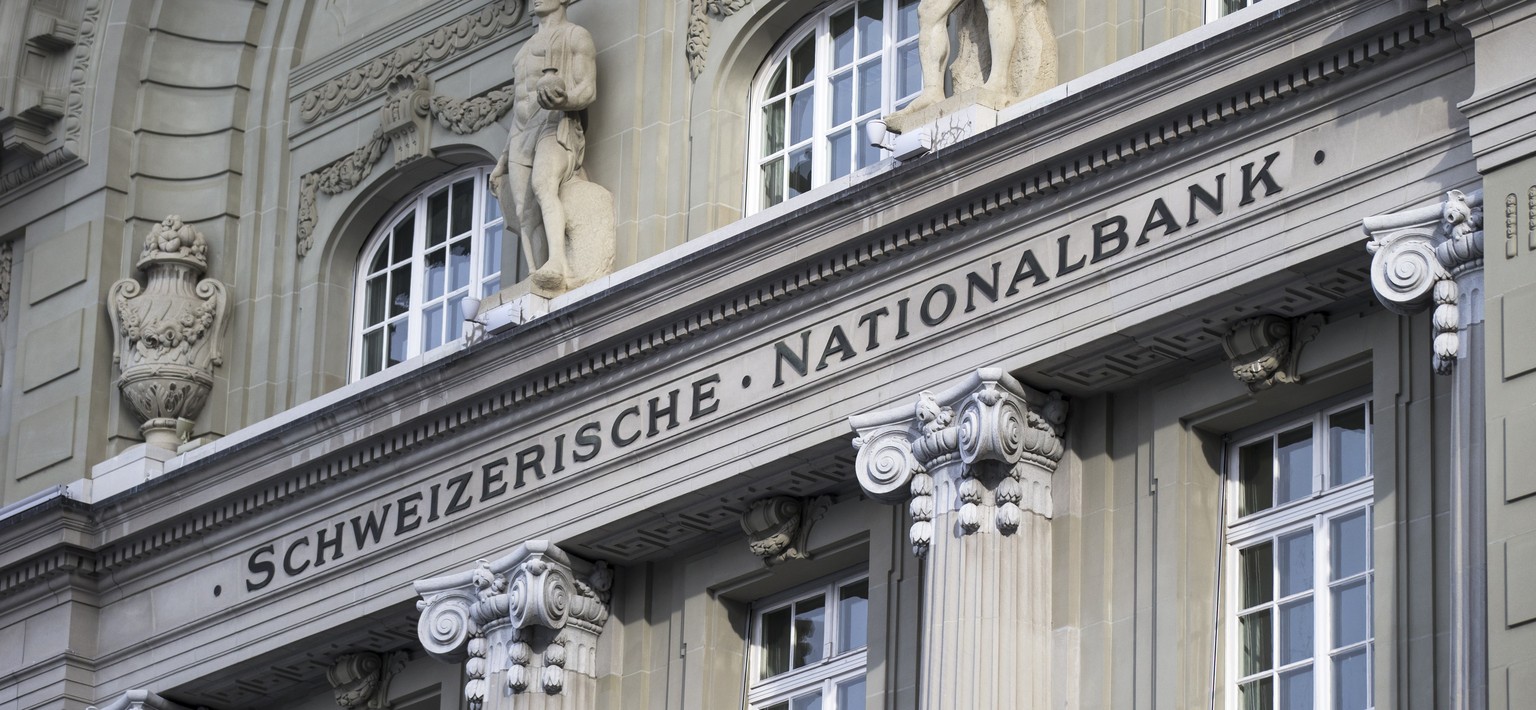 Die SNB reagiert auf die Kritik und führt Negativzinsen auch auf eigene Konten ein.