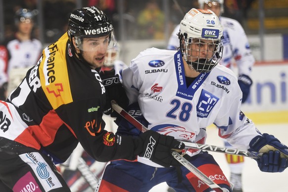 Der Berner Alain Berger, links, und der Zuercher Tim Berni, rechts, kaempfen um den Puck, beim Eishockeyspiel der National League zwischen dem SCB Bern und den ZSC Lions, am Freitag, 12. Januar 2018,  ...