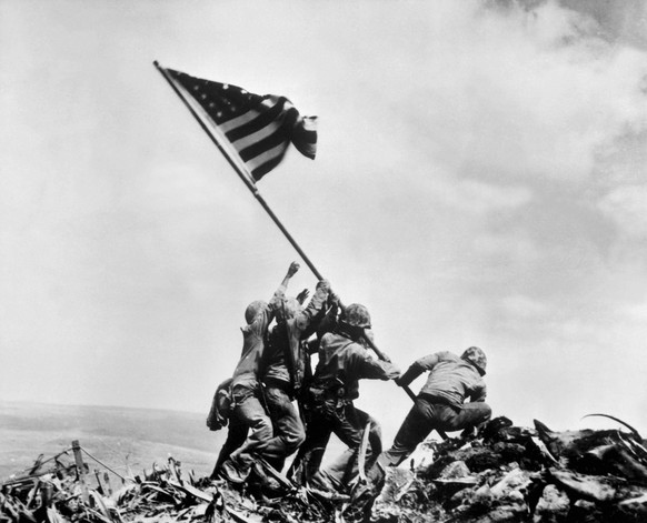 Raising the Flag on Iwo Jima (1945)

This photo by Joe Rosenthal of the American flag being planted on Iwo Jima may be the Second World War's most iconic photo.

Fifty years after the picture was take ...