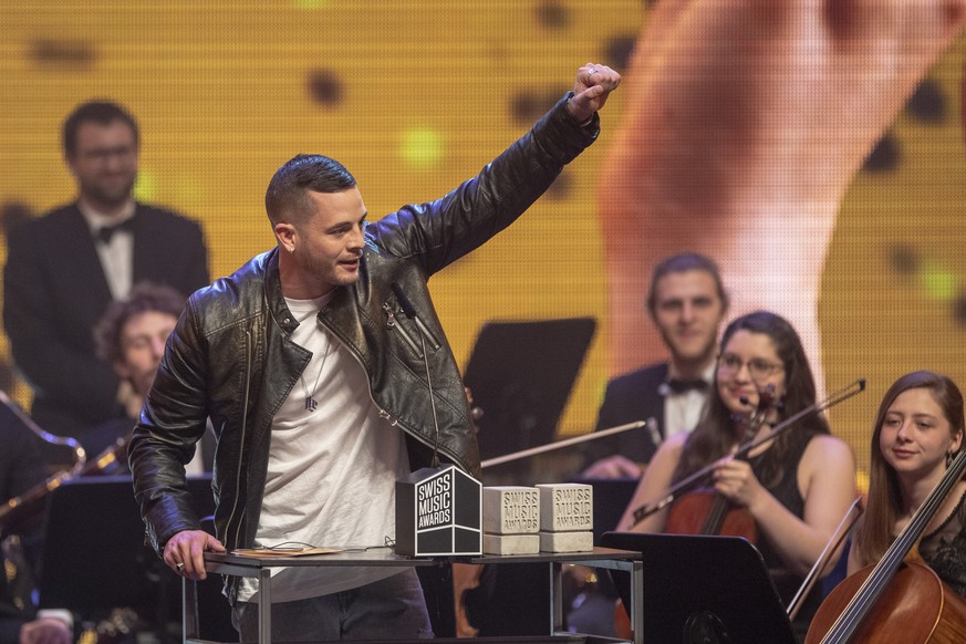 Swiss singer Loco Escrito thanks for winning the &quot;Best Hit&quot; during the award ceremony of the Swiss Music Awards in Lucerne, Switzerland, February 16, 2019. (KEYSTONE/Urs Flueeler)