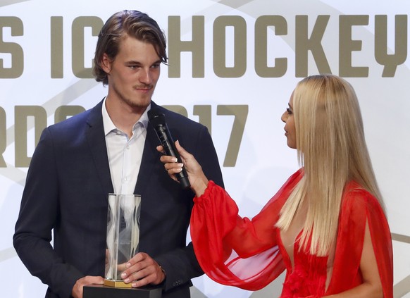 Gilles Senn, Torhueter des HC Davos, nimmt den Preis fuer den Youngster of the year neben Moderatorin Nicole Berchtold und Reto Kormann, Leiter Kommunikation Postfinance, entgegen, bei den Swiss Ice H ...