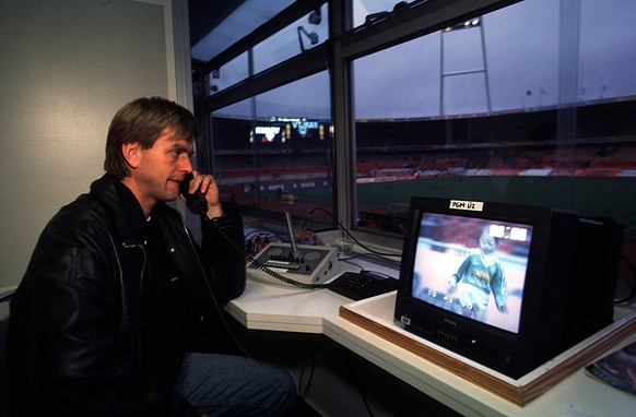 SAT 1 - Kommentator Markus Jest�dt in der Reporterkabine vor dem Monitor

SAT 1 Commentator Markus Jest�dt in the Reporter cabin before the Monitor