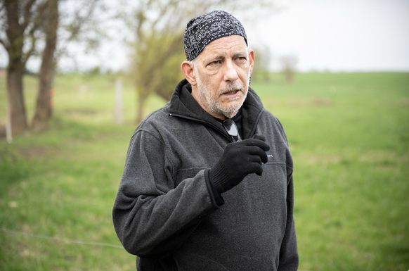 ARCHIV - 16.04.2026, Mecklenburg-Vorpommern, Poel: Sergio Bambaren, Beteiligter an der Rettungsaktion für den Wal, spricht am Morgen mit Medienvertretern. Für den bei Wismar gestrandeten Buckelwal sol ...