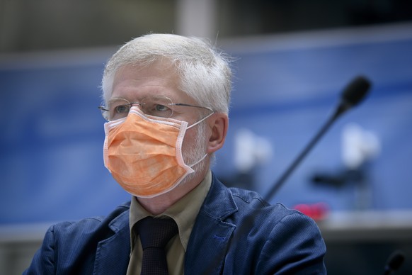 Rudolf Hauri, Kantonsarzt Zug, Praesident der Vereinigung der Kantonsaerztinnen und Kantonsaerzte, spricht waehrend einem Point de Presse zum Coronavirus mit Fachexperten des Bundes, am Dienstag, 1. D ...