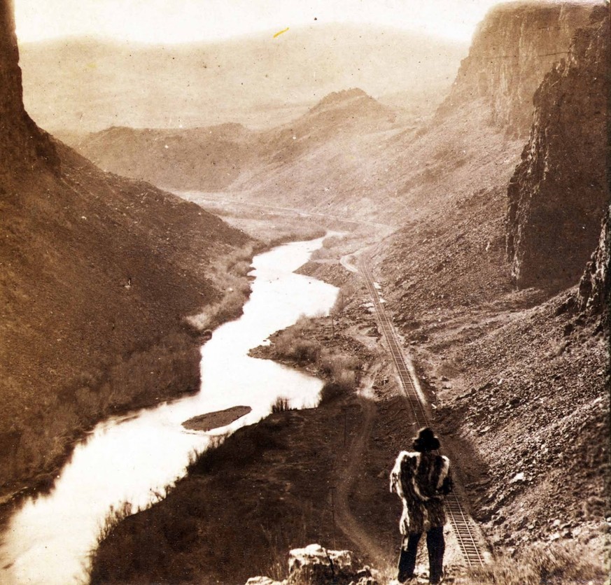 Auf dieser Fotografie von Alfred Hart, die zwischen 1865 und 1869 aufgenommen wurde, blickt ein Indianer auf einen gerade fertiggestellten Abschnitt der Transkontinentalen Eisenbahn, 435 Meilen von Sa ...