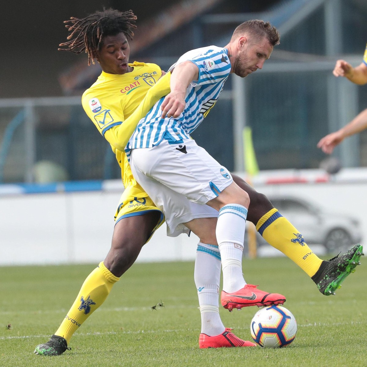 epa07547215 Chievo's Ibrahim Karamoko (L) and Spal's Jasmin Kurtic in action during the Italian Serie A soccer match between AC ChievoVerona and S.P.A.L. at the 'Marcantonio Bentegodi&# ...