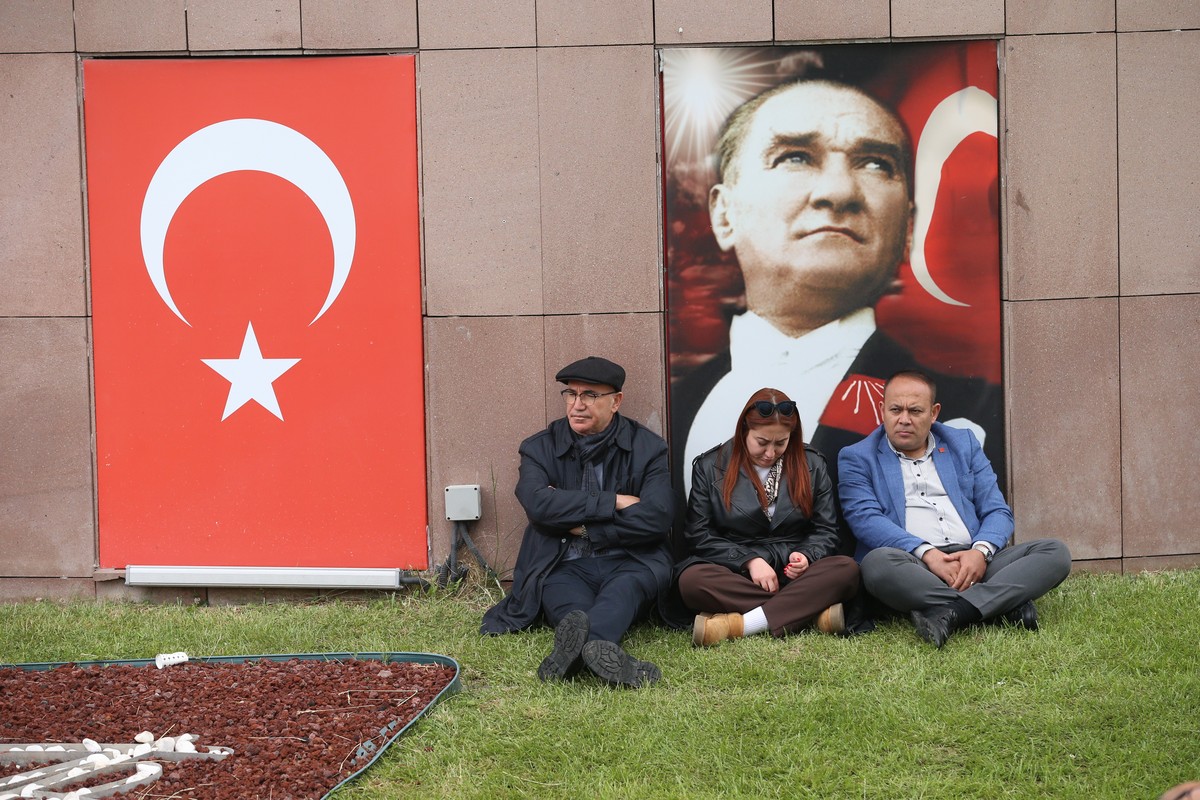 epaselect epa12989819 Members of the main opposition Republican Peoples Party (CHP) hold a vigil in front of the partys headquarters after authorities ordered enforcement of a court ruling to evict  ...