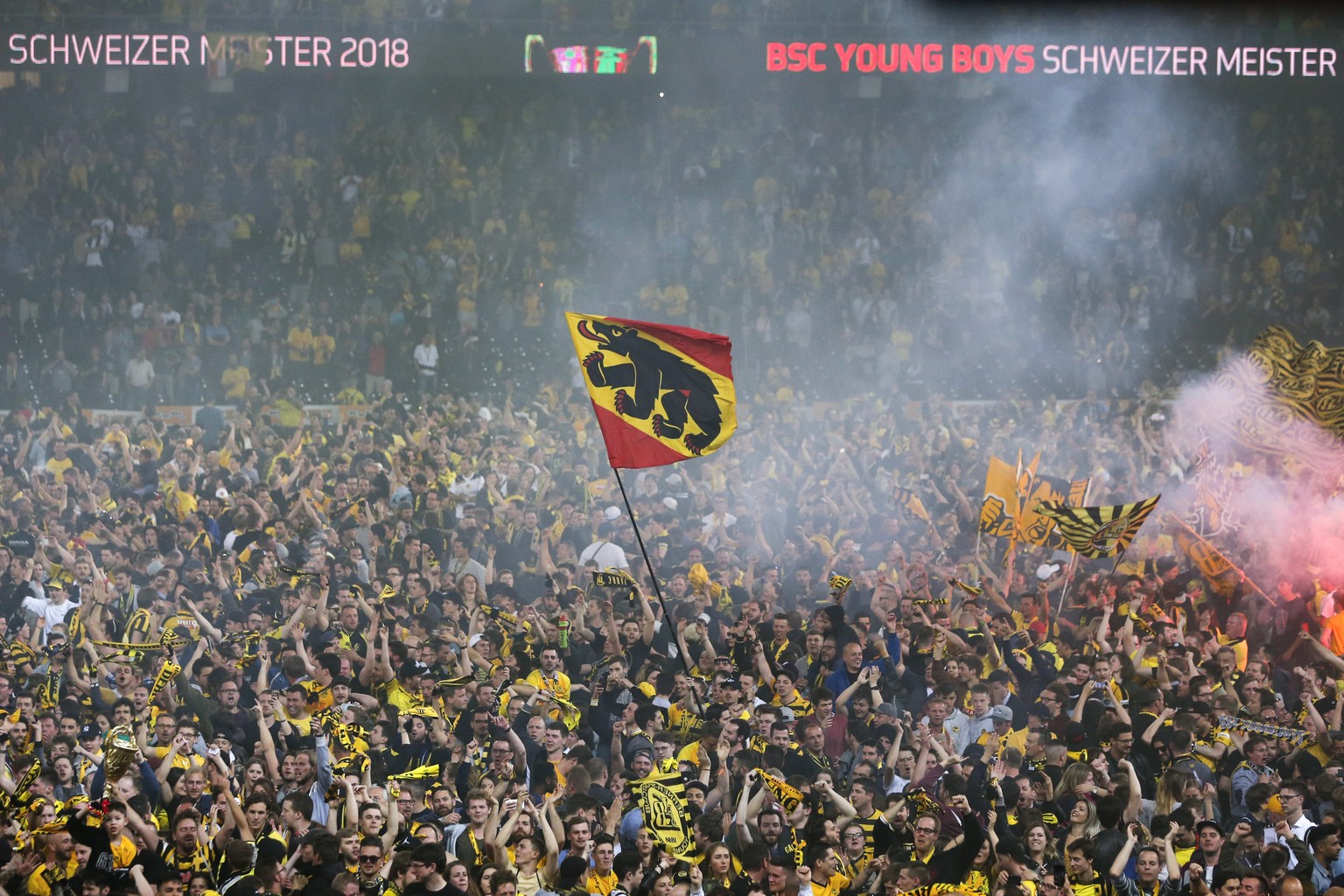 Berner Fans feiern im Stadion nach dem Super League Spiel zwischen dem BSC Young Boys Bern und dem FC Luzern, am Samstag, 28. April 2018 im Stade de Suisse in Bern. (KEYSTONE/Peter Klaunzer)