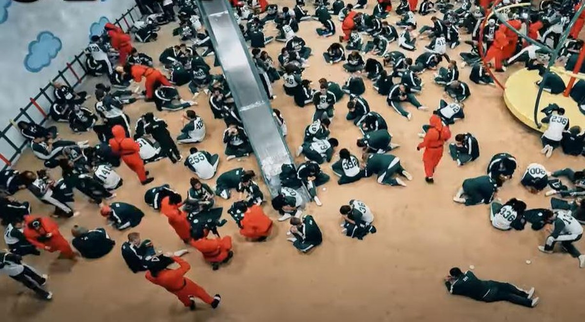 Die Teilnehmenden sitzen am Boden und stechen ein Sujet aus dem Keks.