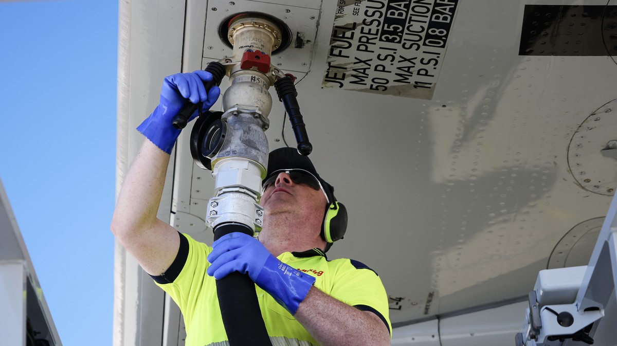 Ein Mann der Firma Skytanking fuellt den Tank eines Swiss International Air Lines Flugzeugs mit dem Treibstoff Kerosin auf, aufgenommen am Donnerstag, 23. April 2026 auf dem Rollfeld am Flughafen Zuer ...