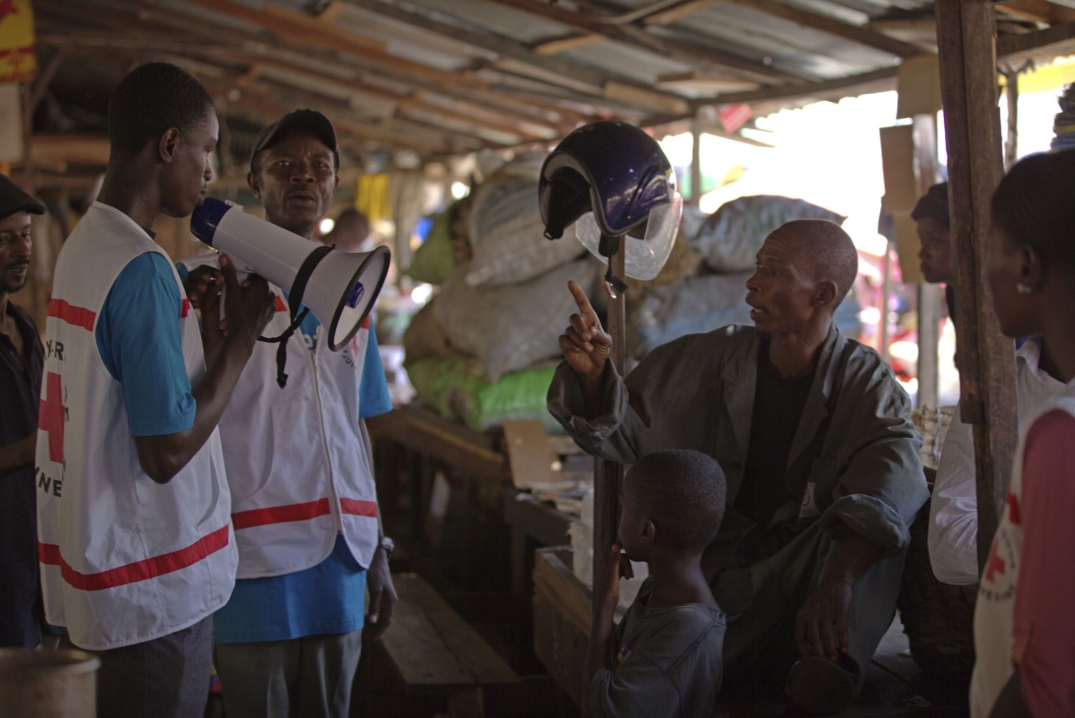 Unicef-Mitarbeiter unterrichten die Bevölkerung in Conakry, Guinea, im Kampf gegen die Verbreitung des Ebola-Virus.