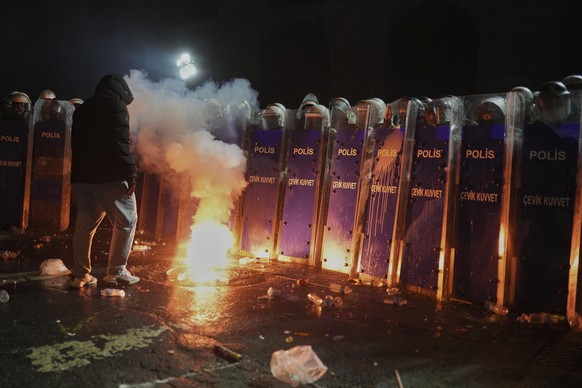 Riot police stand guard during a protest against the arrest of Istanbul&#039;s Mayor Ekrem Imamoglu, in Istanbul, Turkey, Saturday, March 22, 2025. (AP Photo/Francisco Seco)
Turkey Politics