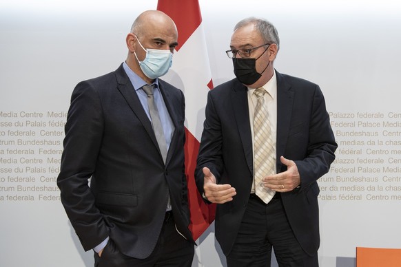 Bundespraesident Guy Parmelin, rechts, und Bundesrat Alain Berset aeussern sich an einer Medienkonferenz zu Covid 19 Massnahmen, am Mittwoch, 28. April 2021, in Bern.(KEYSTONE/Peter Schneider)