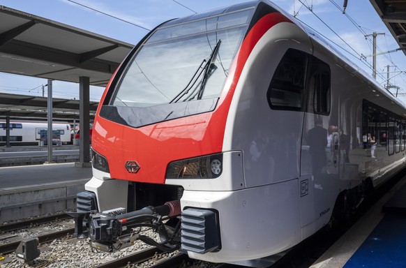 Ein neuer Flirt Mouette steht im Bahnhof Basel SBB im Rahmen der Jubilaeumsfestivitaeten 175 Jahre Schweizer Bahnen in Basel, am Samstag, 21. Mai 2022. (KEYSTONE/Georgios Kefalas)