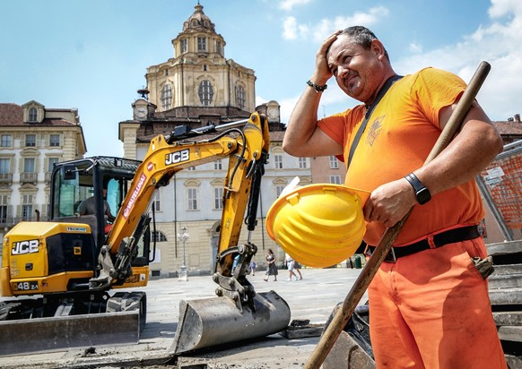 epa13063598 A construction worker feels the heat in Turin, Italy, 25 June 2026. A heatwave gripping western Europe has led to a series of unprecedented temperature highs, with France experiencing its  ...