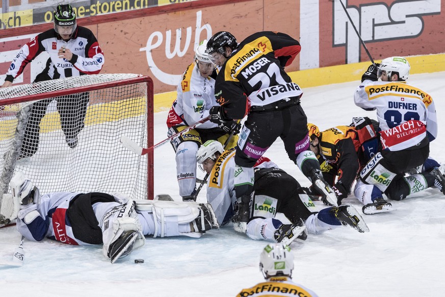 SC Bern Spieler Simon Moser, Mitte, erzielt das einzige Tor der Partie in der letzten Spielsekunde, im Eishockey Meisterschaftsspiel der National League A zwischen dem SC Bern und dem EHC Biel, am Sam ...