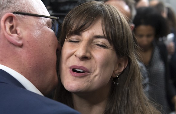 La candidate du Parti Socialiste, PS, Rebecca Ruiz, droite, et felicitee par le conseiller d&#039;Etat vaudois sortant Pierre-Yves Maillard, gauche, lors de la proclamation des resultats du premier to ...