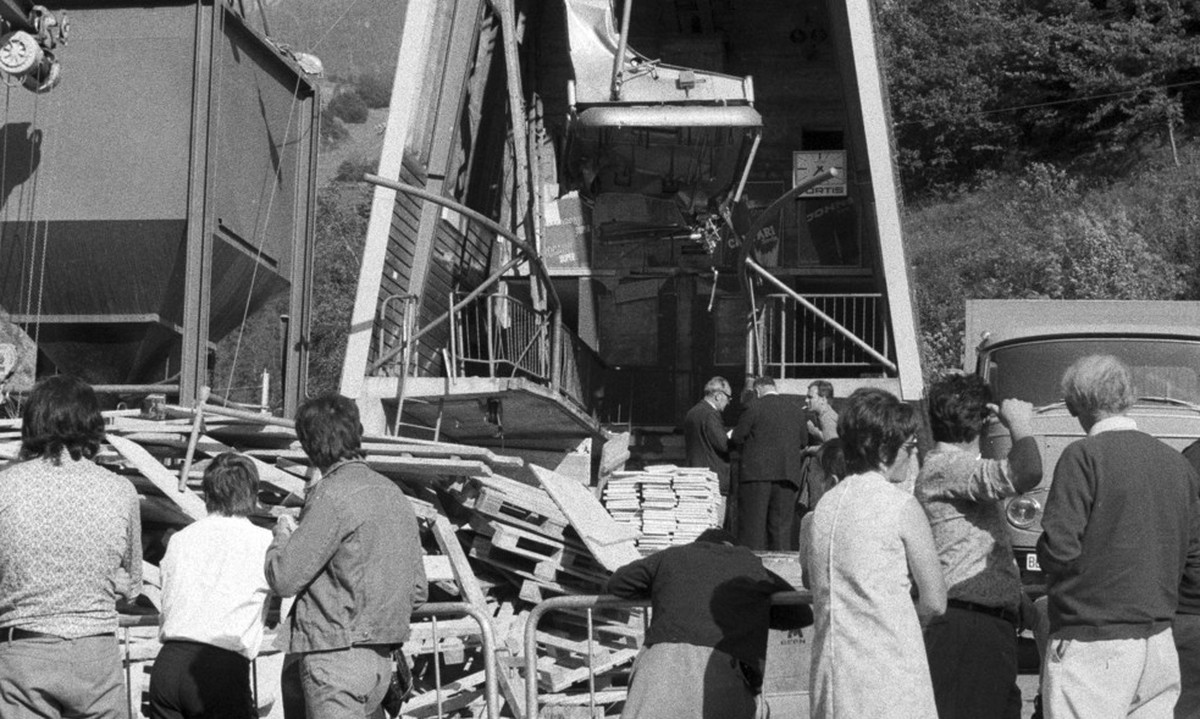 Das Seilbahnunglueck von Betten im Kanton Wallis, aufgenommen am 13. Juli 1972, am Tag danach. Bei dem bis anhin schwersten Luftseilbahnunglueck in Europa riss das Zugseil. Die mit Menschen und zusaet ...