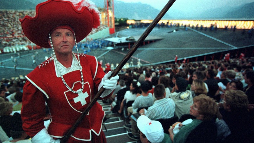 ARCHIV --- ZUR MELDUNG, DASS DAS WINZERFEST IN VEVEY KANDIDAT FUER DIE LISTE DES KULTURERBES UNESCO IST, STELLEN WIR IHNEN FOLGENDES BILD ZUR VERFUEGUNG --- Un membre des cents suisses lors de la 1er  ...