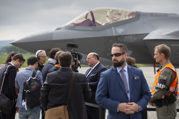 epa07632508 US Ambassador to Switzerland, Edward T. McMullen, (C), talks to journalists in front of a Lockheed Martin F-35A fighter jet during a test and evaluation day at the Swiss Army airbase in Pa ...