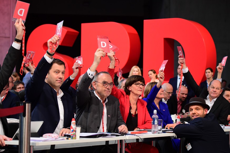 epa08049574 Social Democratic Party (SPD) co-chairs Saskia Esken (3-L) and Norbert Walter-Borjans (2-L) and Social Democratic Party (SPD) Secretary General Lars Klingbeil (L), Rhineland-Palatinate Sta ...