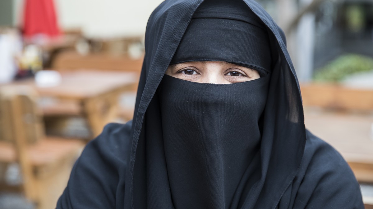 Asma, Touristin aus Riad, Saudi-Arabien, sitzt in einem Restaurant, am Sonntag, 9. Oktober 2016, in Interlaken. (KEYSTONE/Peter Klaunzer)
